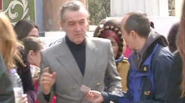 Becali, la biserică de Florii: Sunt un deţinut, un infractor!